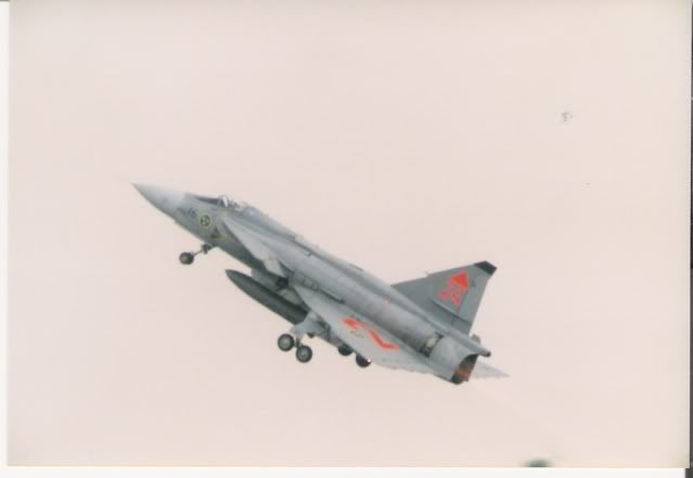 http://i67.photobucket.com/albums/h282/RidingWithTheAngels2/Sub%20album%203/SaabJA37Viggen37424242sqn16Wing.jpg