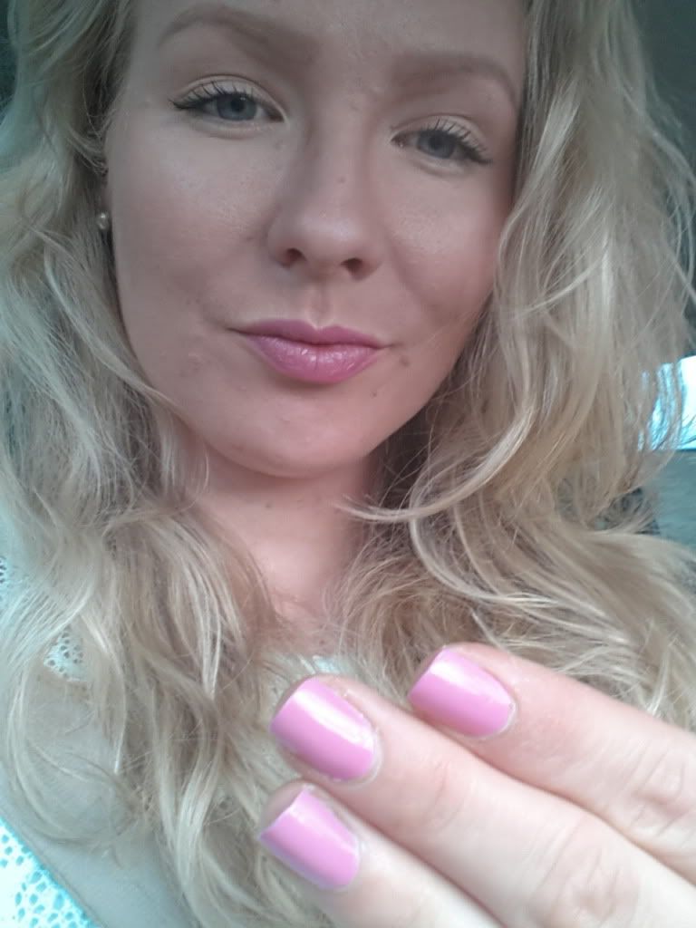 rosa leppestift neglelakk essie