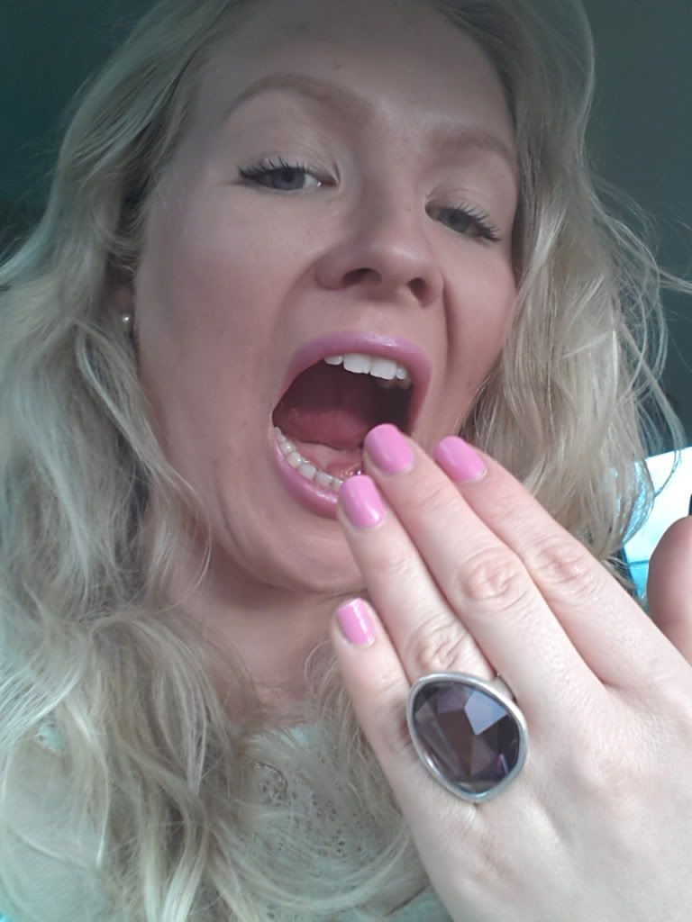 rosa leppestift neglelakk essie