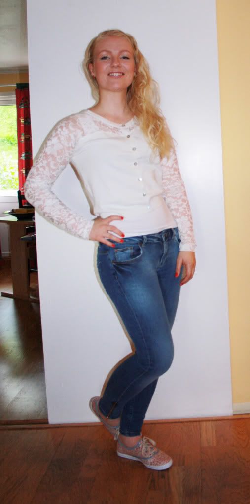 feminin med blonder og blomster