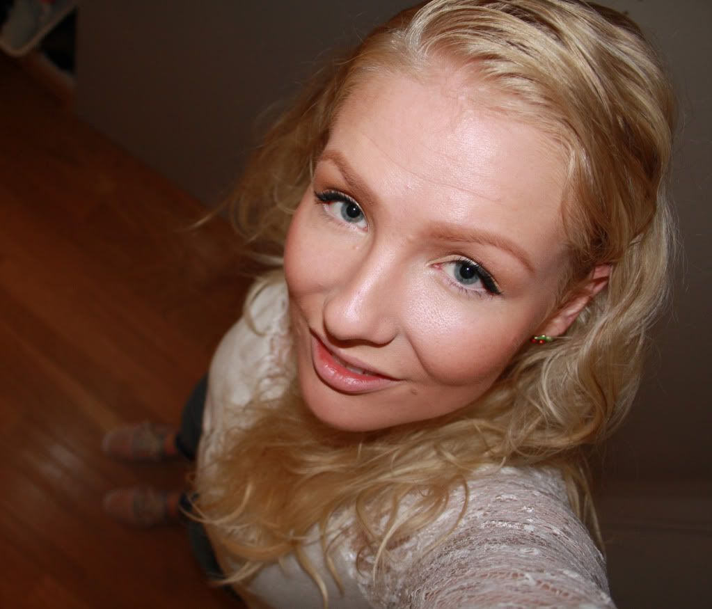 feminin med blonder og blomster