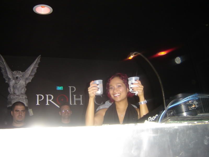 [img width=640 height=480]http://i67.photobucket.com/albums/h313/MLandJJ_2/Groove%20Eric%20And%20Suzy%20Solar%20At%20Area%2051%20Miami%20Oct%2020/DSC03523.jpg[/img]