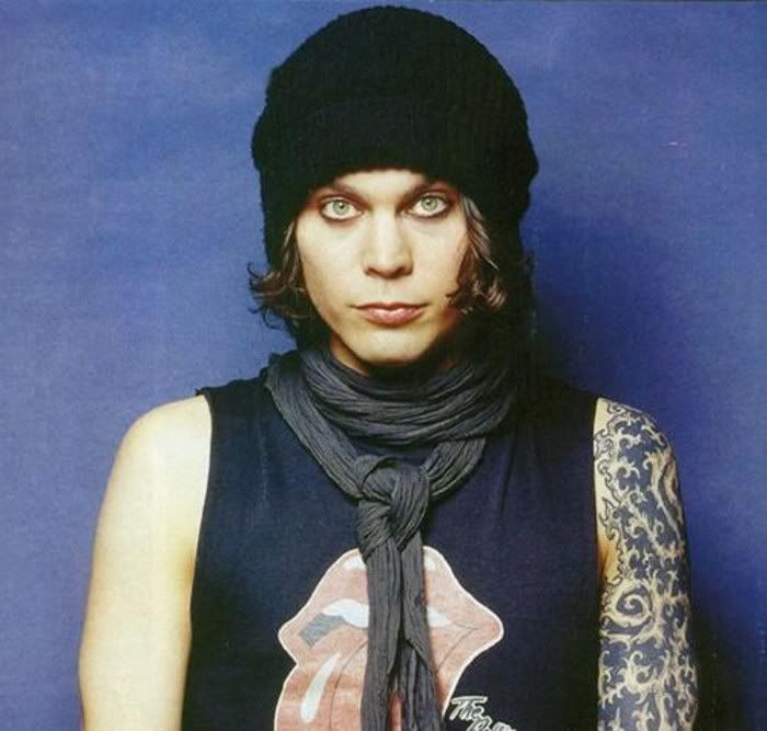 http://i67.photobucket.com/albums/h307/c_reif/HIM/Ville/benie.jpg